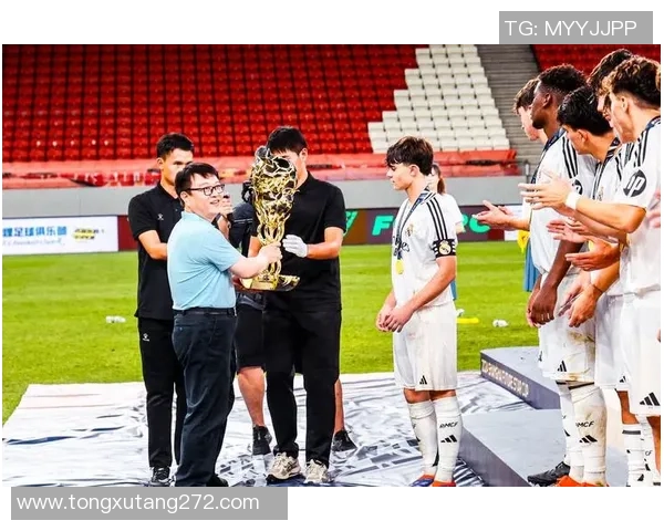 全能足球之星崛起：从青训到世界顶级球员的成长轨迹与辉煌时刻