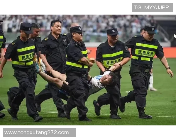 疯狂球迷冲进球场挥拳打球星引发足球赛场巨大混乱风波 疯狂球迷冲进球场挥拳打球星引发足球赛场巨大混乱风波