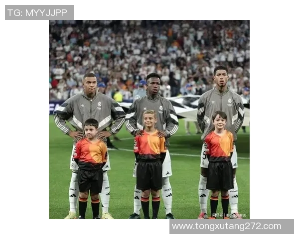 足球球星合影聚焦某位巨星 展现不一样的魅力与团队精神